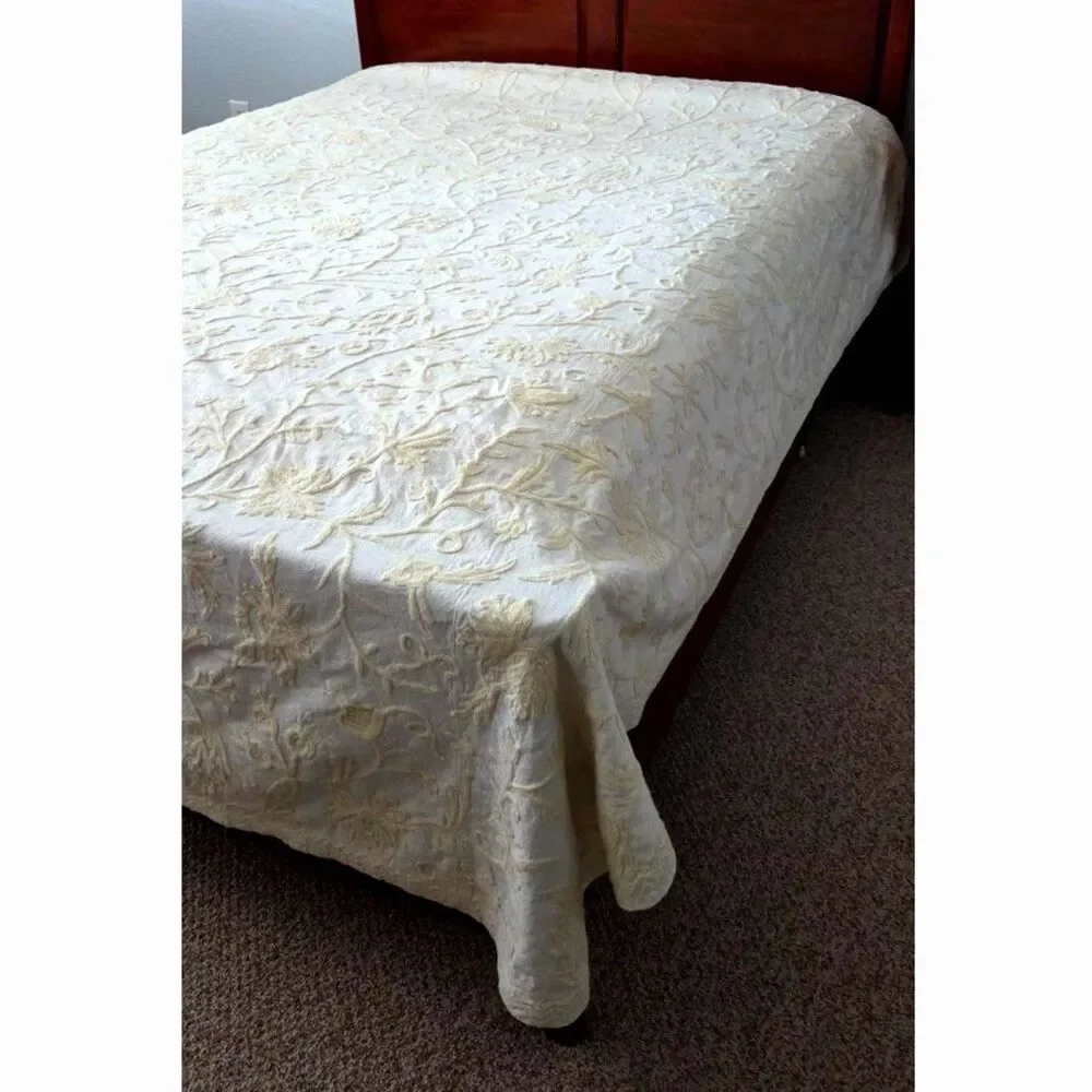 B. Altman & Co VTG Crewel Coverlet Full Bedspread Cotton Cream Chain Stitch